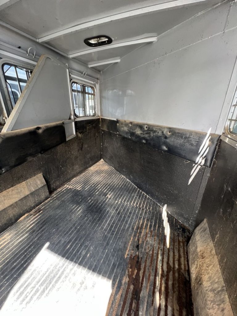 2007 Logan Coach Edge 3 Horse w/Insulated Dressing Room - Image 12