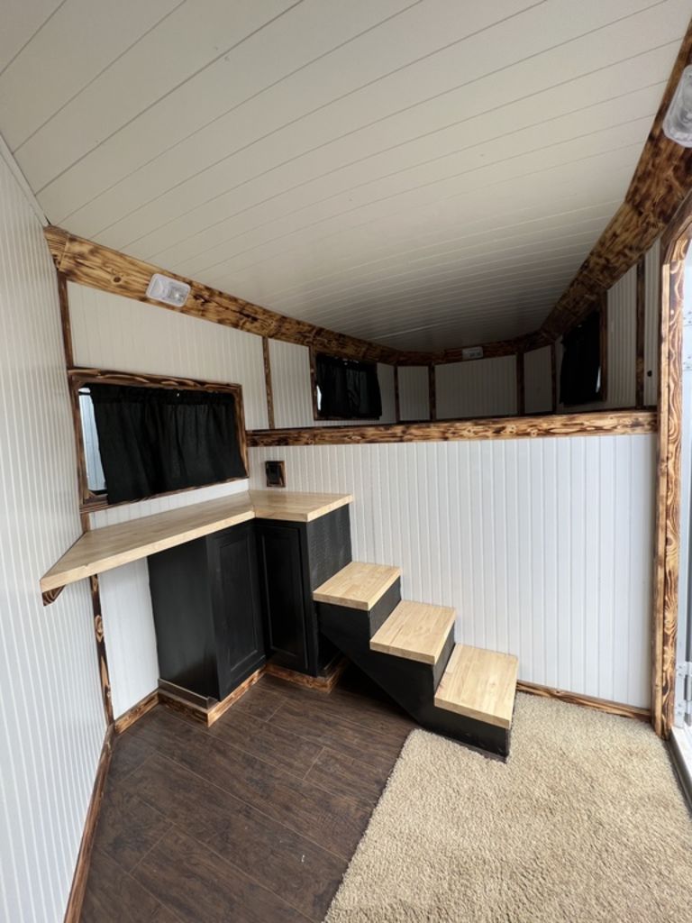 2007 Logan Coach Edge 3 Horse w/Insulated Dressing Room - Image 9