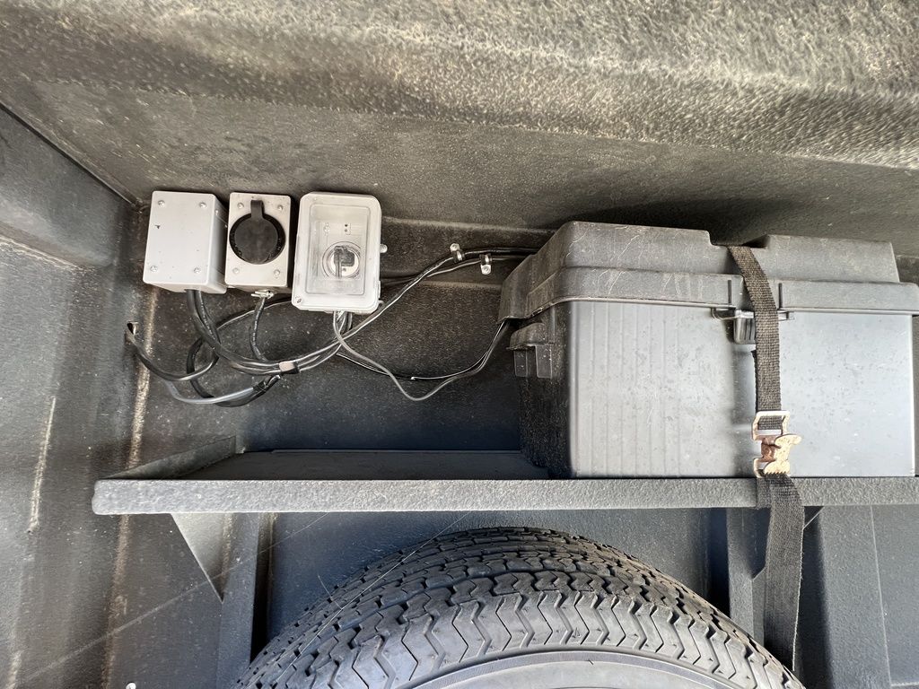 2007 Logan Coach Edge 3 Horse w/Insulated Dressing Room - Image 18