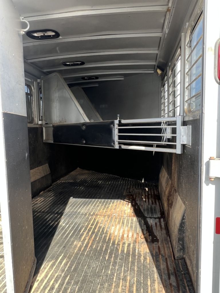 2007 Logan Coach Edge 3 Horse w/Insulated Dressing Room - Image 17