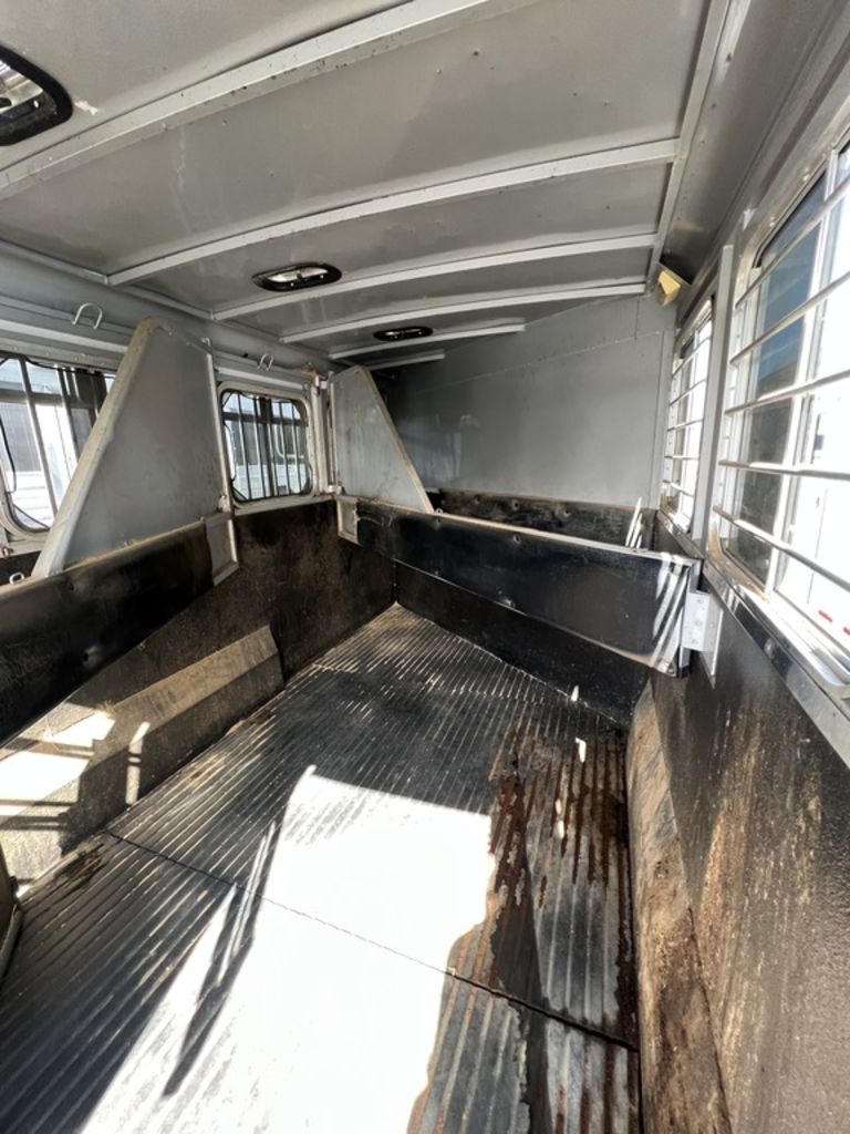 2007 Logan Coach Edge 3 Horse w/Insulated Dressing Room - Image 10