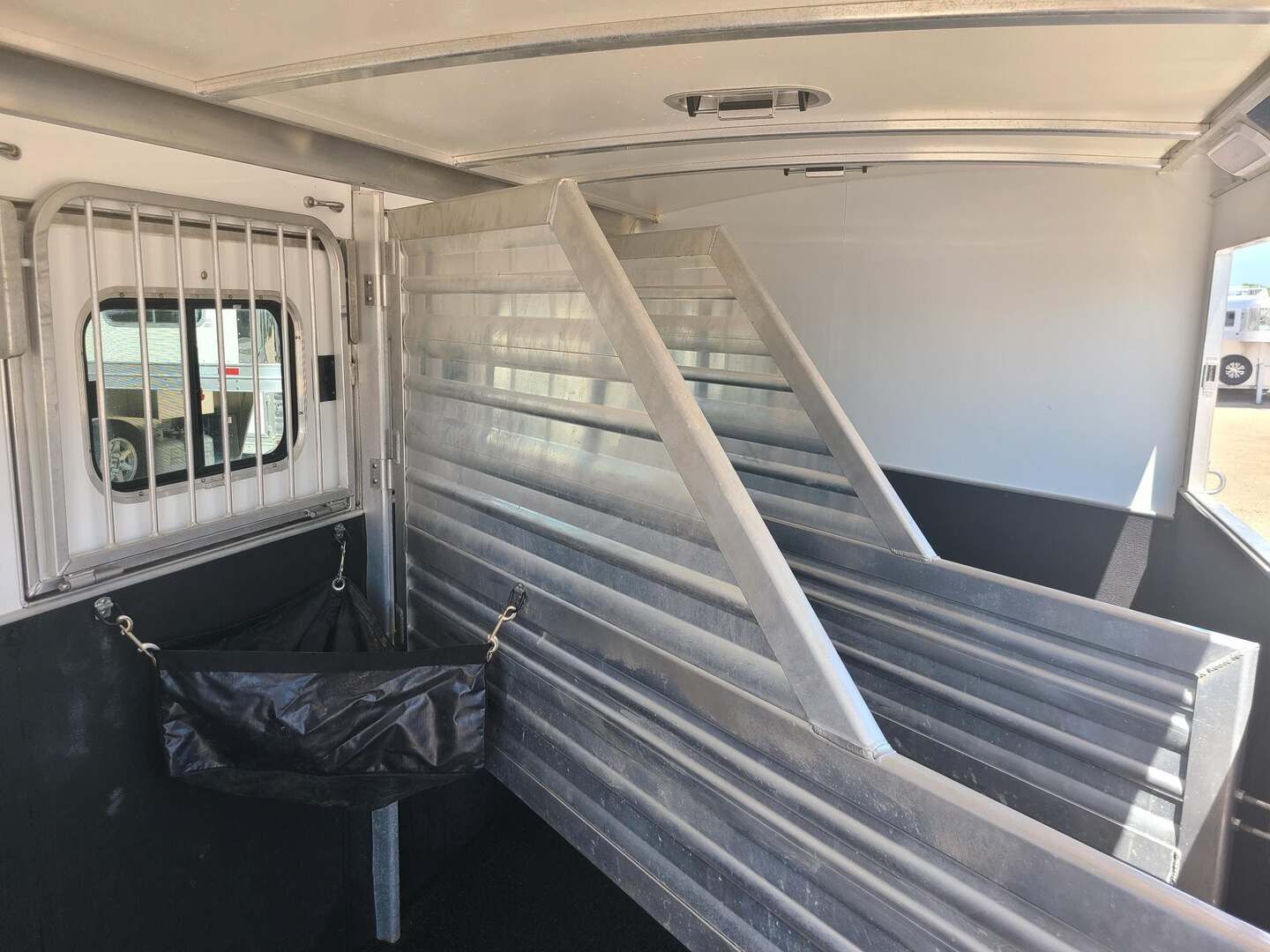 2022 Cimarron Trailers Norstar 3HBP WERM FLOORING, Hayrack & POLISHED ALU - Image 5