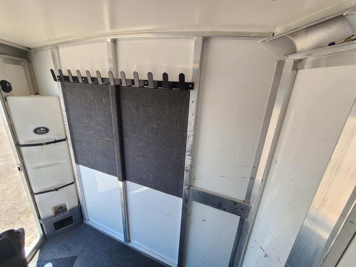 2022 Cimarron Trailers Norstar 3HBP WERM FLOORING, Hayrack & POLISHED ALU - Image 12