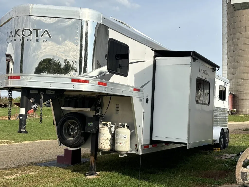 2022 Lakota Charger 2 Horse LQ - Image 10