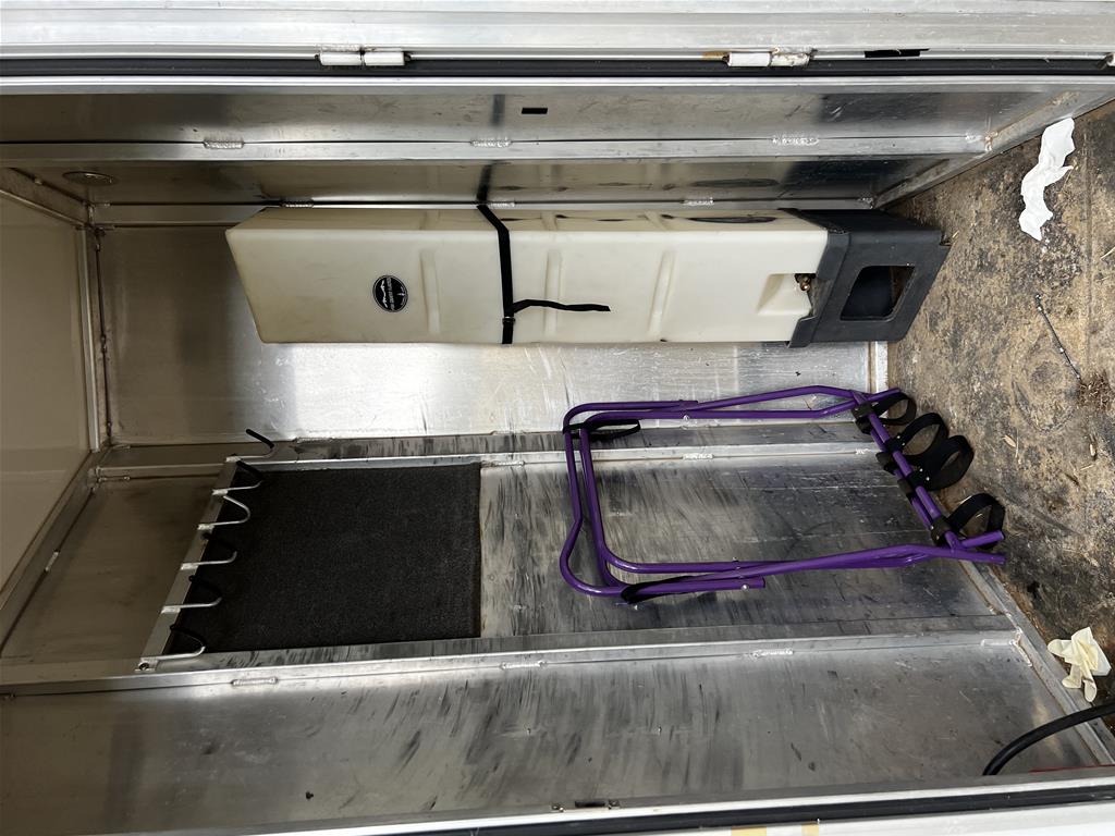 2003 Cimarron 4 Horse Slant Load Gooseneck with Midtack Weekender - Image 17