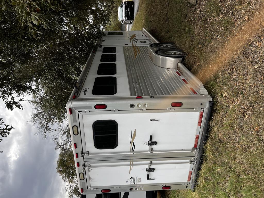 2003 Cimarron 4 Horse Slant Load Gooseneck with Midtack Weekender - Image 8