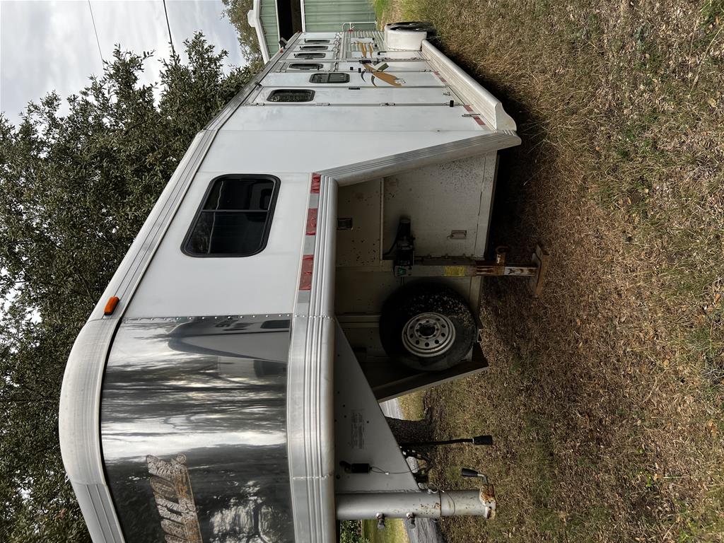 2003 Cimarron 4 Horse Slant Load Gooseneck with Midtack Weekender - Image 4