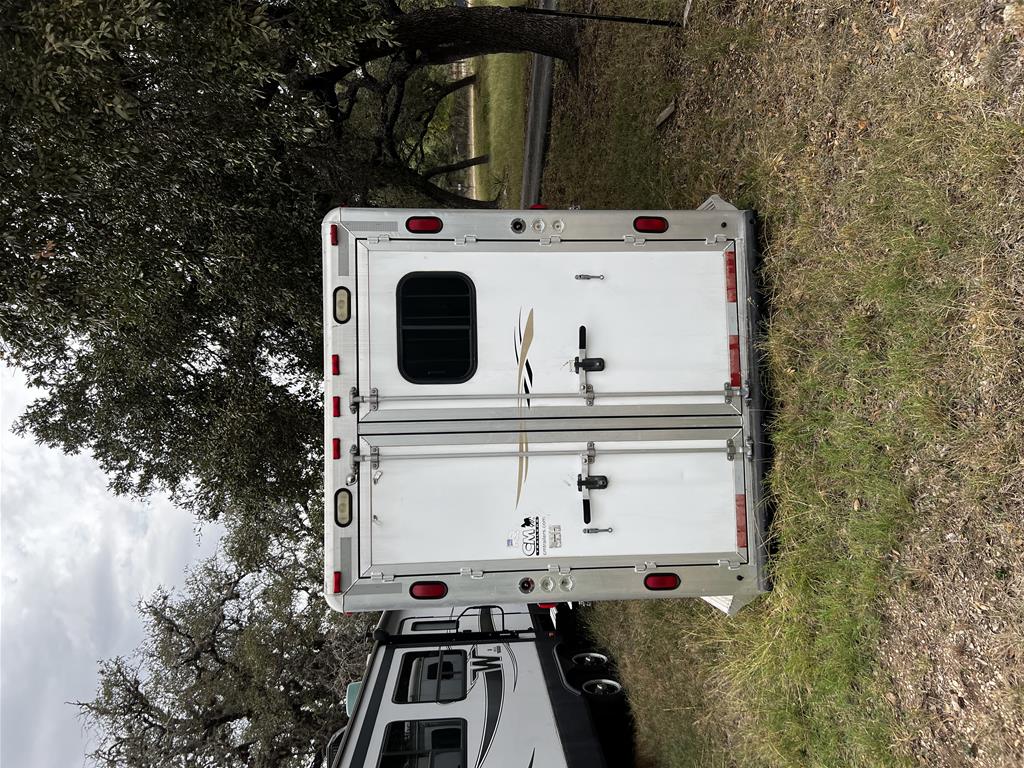 2003 Cimarron 4 Horse Slant Load Gooseneck with Midtack Weekender - Image 7