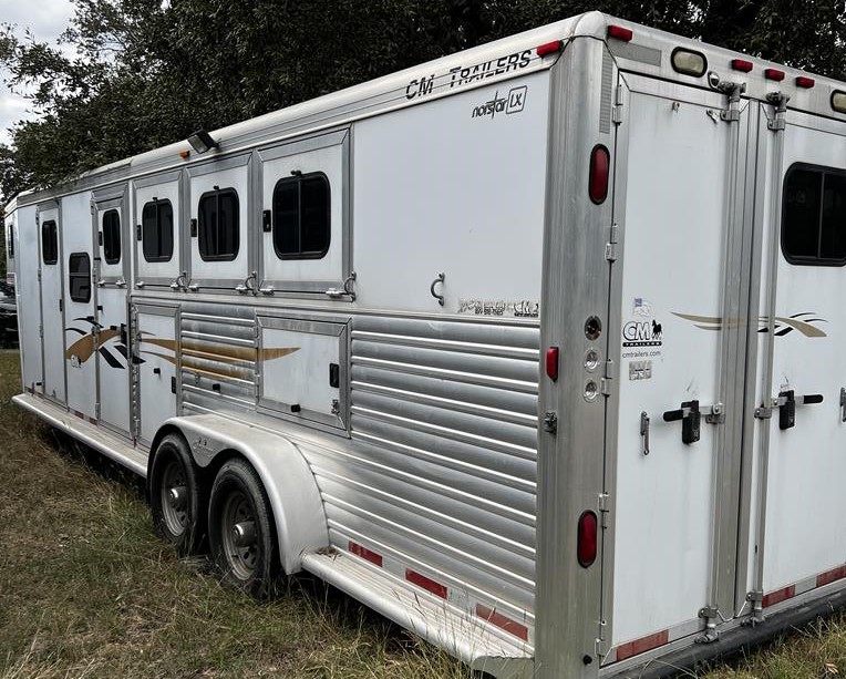 2003 Cimarron 4 Horse Slant Load Gooseneck with Midtack Weekender
