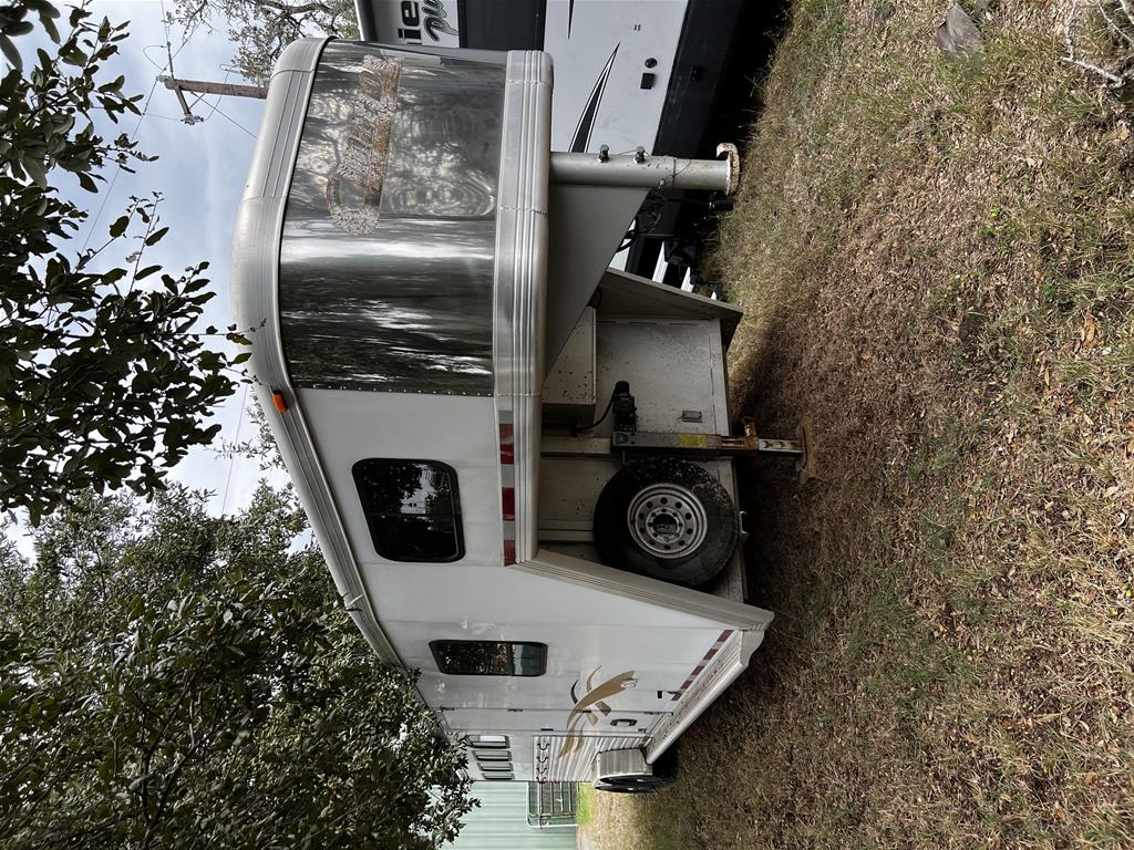 2003 Cimarron 4 Horse Slant Load Gooseneck with Midtack Weekender - Image 3