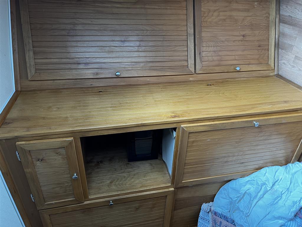 2003 Cimarron 4 Horse Slant Load Gooseneck with Midtack Weekender - Image 13