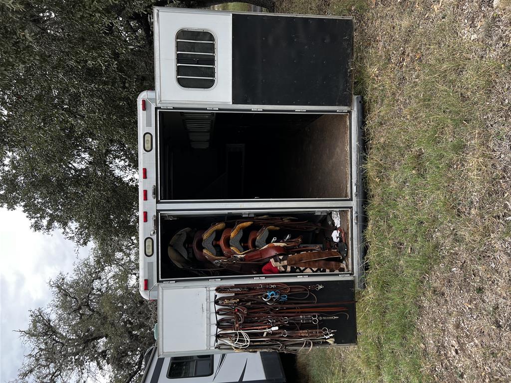 2003 Cimarron 4 Horse Slant Load Gooseneck with Midtack Weekender - Image 9