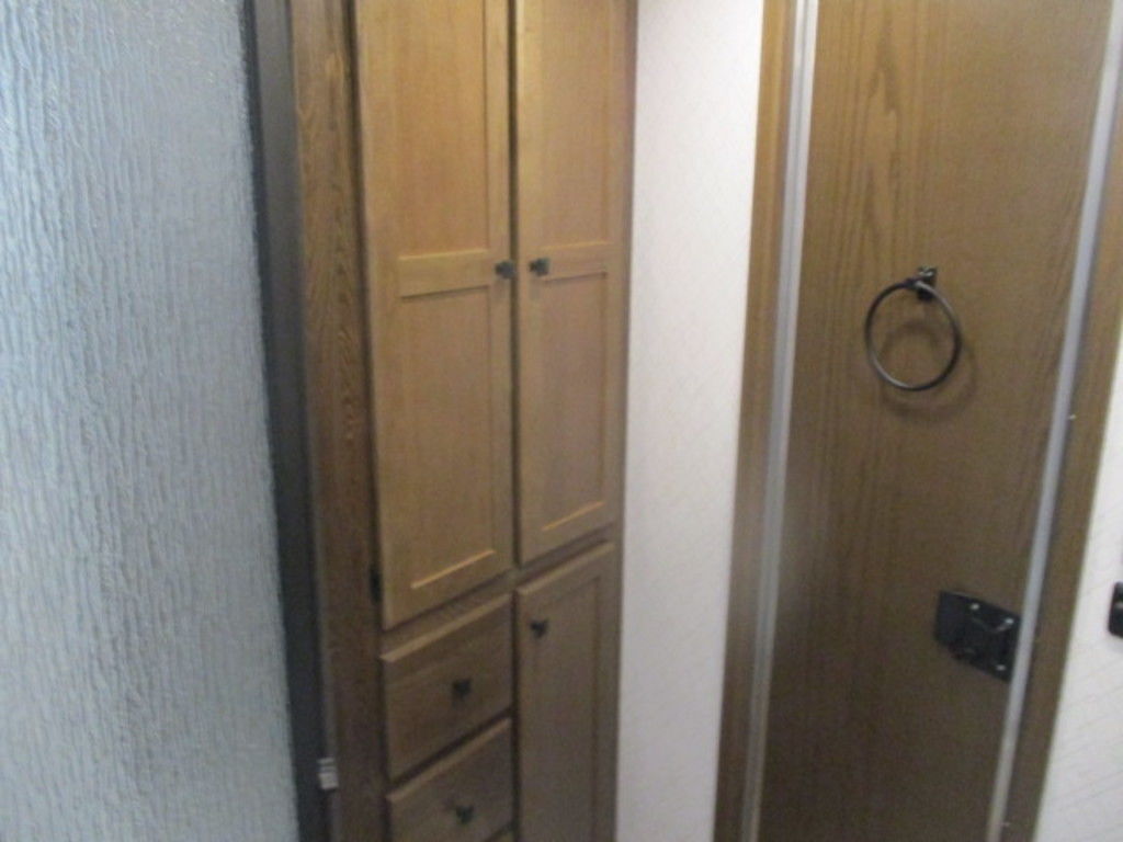 2024 Lakota 8315RK Charger 3-Horse Slant Load with Living Quarters - Image 19