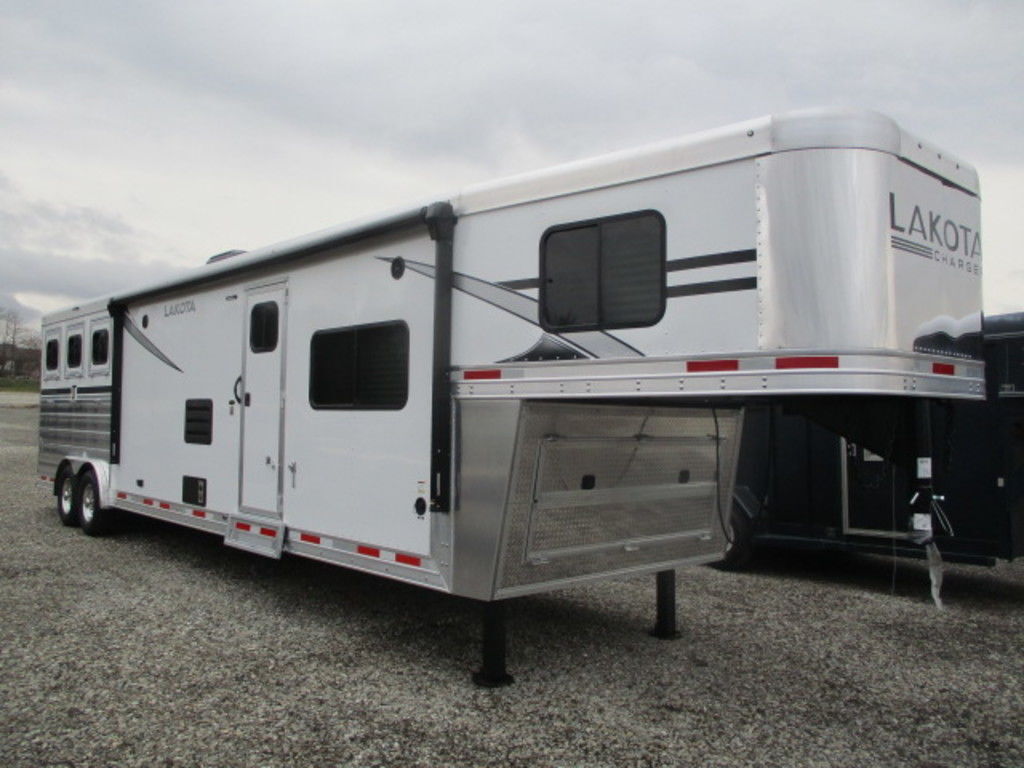 2024 Lakota 8315RK Charger 3-Horse Slant Load with Living Quarters - Image 13
