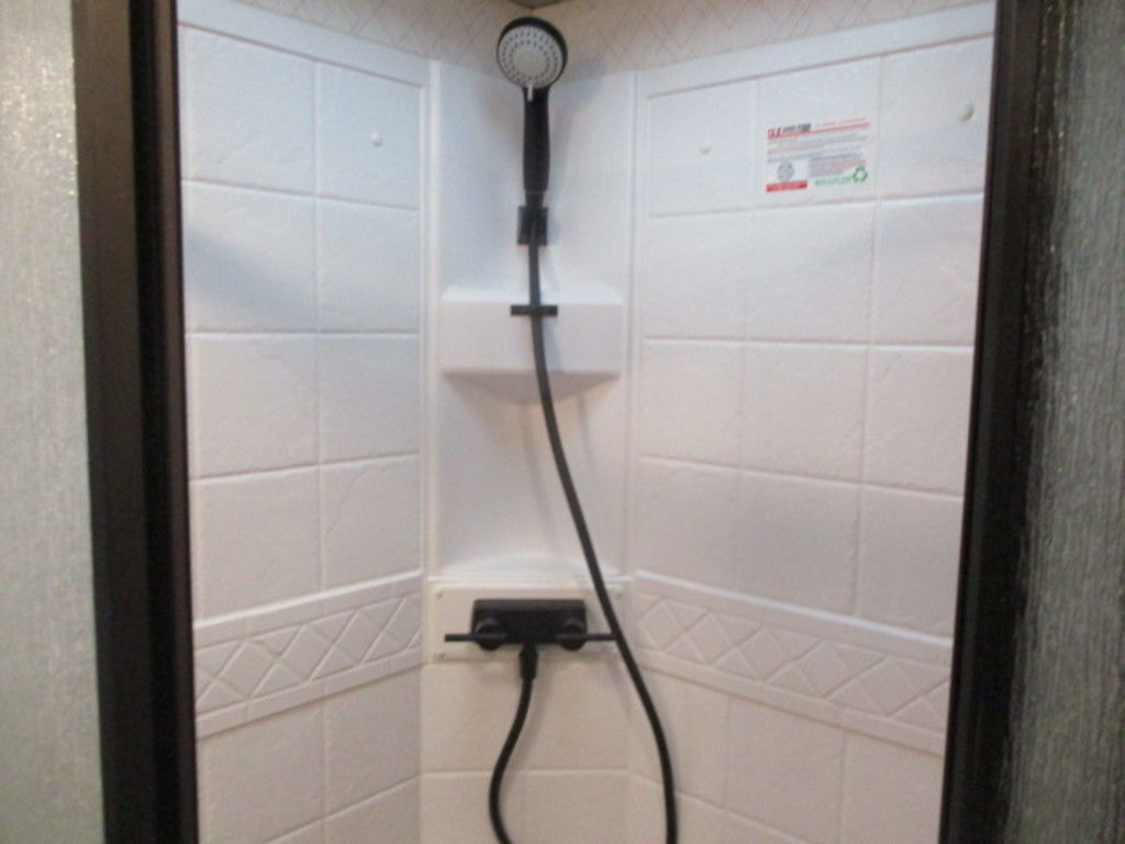 2024 Lakota 8315RK Charger 3-Horse Slant Load with Living Quarters - Image 15