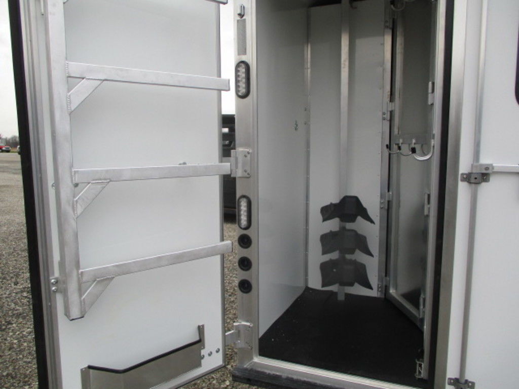 2024 Lakota 8315RK Charger 3-Horse Slant Load with Living Quarters - Image 9