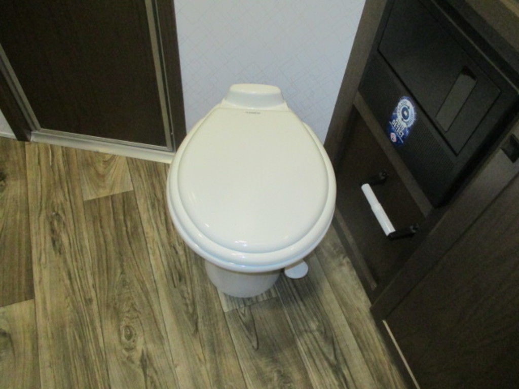 2024 Lakota 8315RK Charger 3-Horse Slant Load with Living Quarters - Image 18