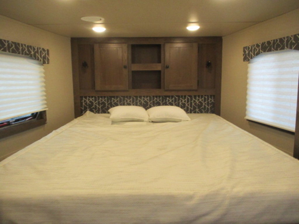 2024 Lakota 8315RK Charger 3-Horse Slant Load with Living Quarters - Image 7