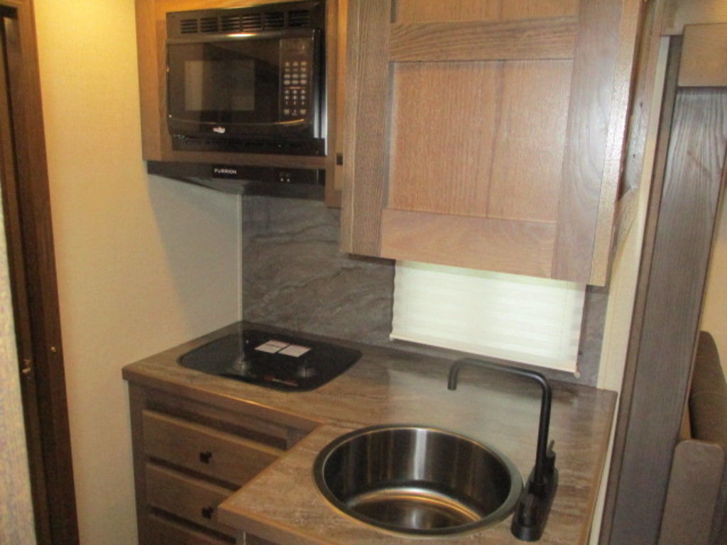 2024 Lakota 8315RK Charger 3-Horse Slant Load with Living Quarters - Image 6