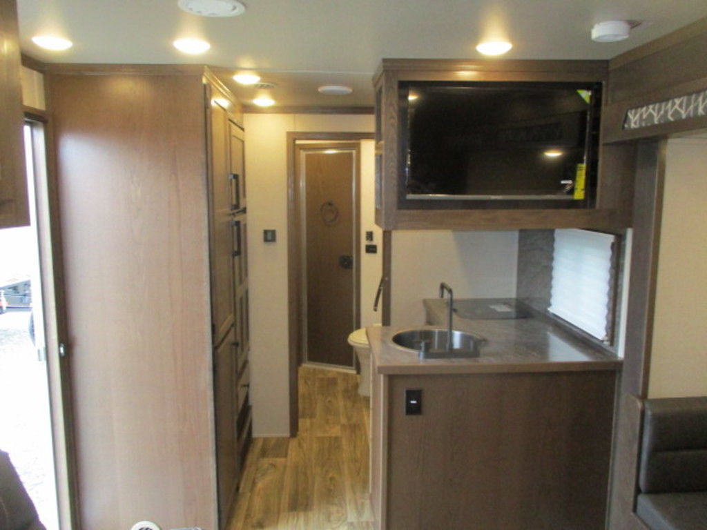 2024 Lakota 8315RK Charger 3-Horse Slant Load with Living Quarters - Image 17