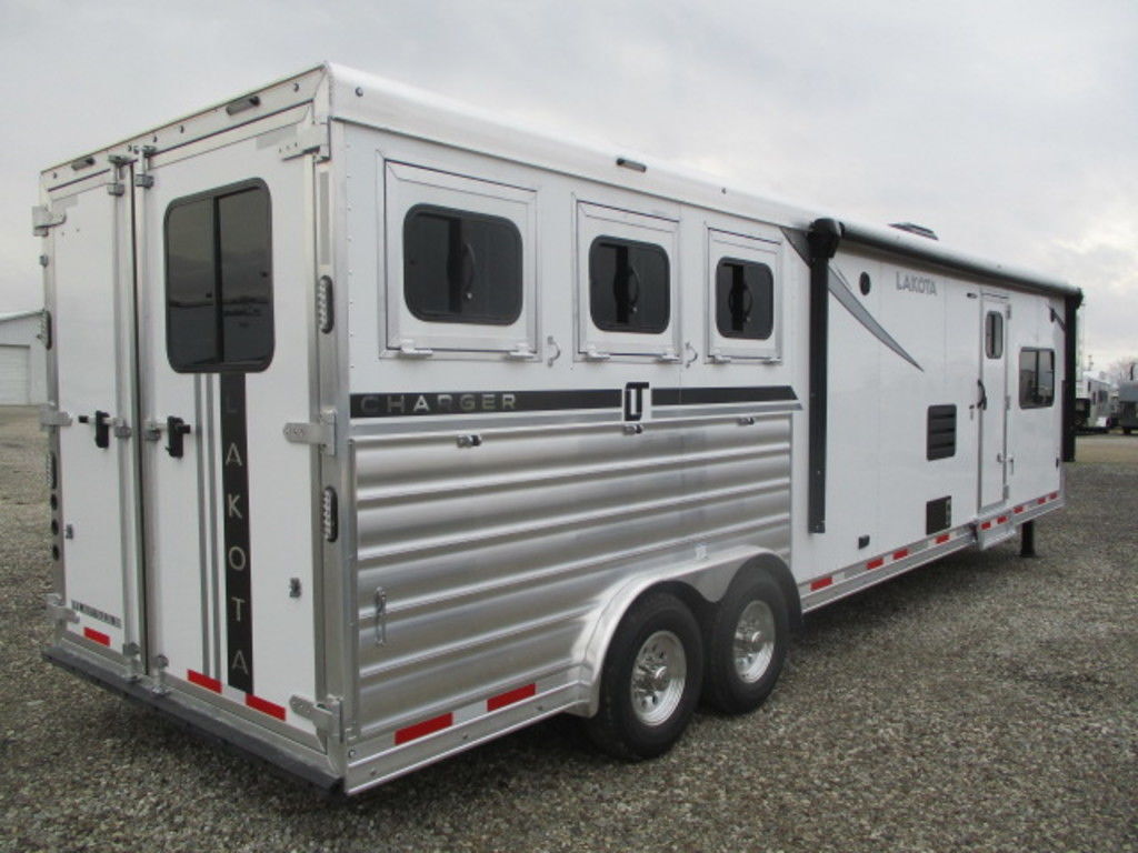 2024 Lakota 8315RK Charger 3-Horse Slant Load with Living Quarters - Image 4