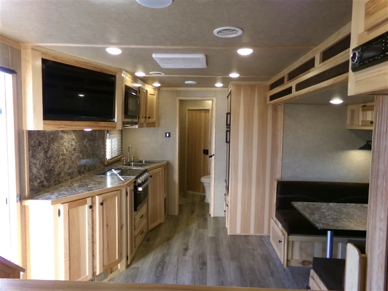 2023 Lakota Charger 8315 SR 3 Horse Gooseneck with Living Quarters - Image 18