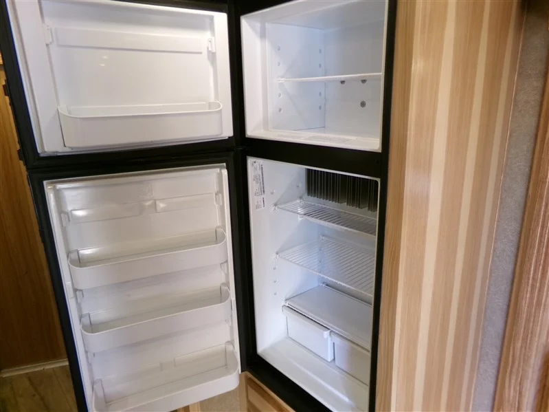 2023 Lakota Charger 8315 SR 3 Horse Gooseneck with Living Quarters - Image 17