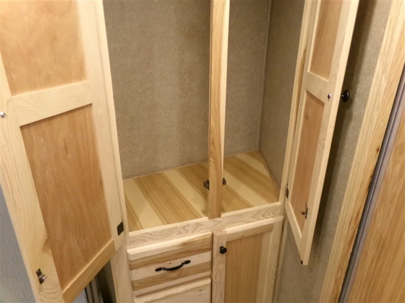 2023 Lakota Charger 8315 SR 3 Horse Gooseneck with Living Quarters - Image 15