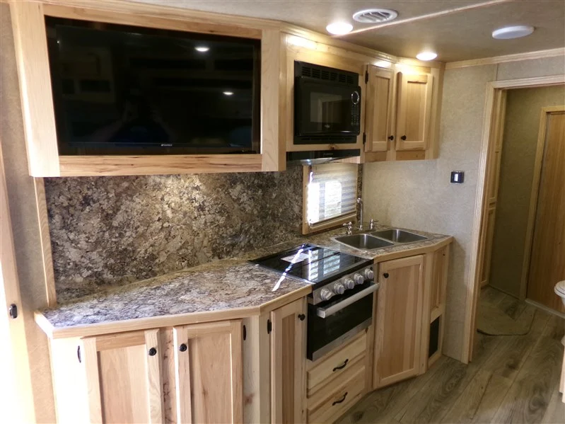 2023 Lakota Charger 8315 SR 3 Horse Gooseneck with Living Quarters - Image 11