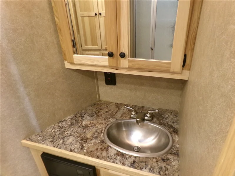 2023 Lakota Charger 8315 SR 3 Horse Gooseneck with Living Quarters - Image 13