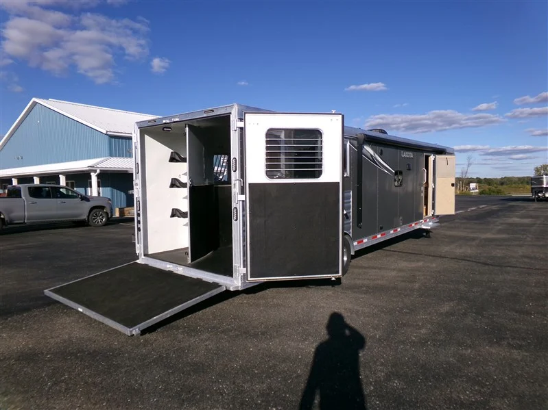 2023 Lakota Charger 8315 SR 3 Horse Gooseneck with Living Quarters - Image 7