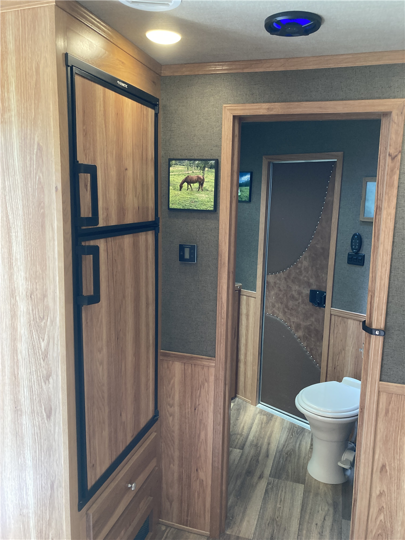 2020 SMC Laramie 3 Horse Gooseneck with Living Quarters - Image 8