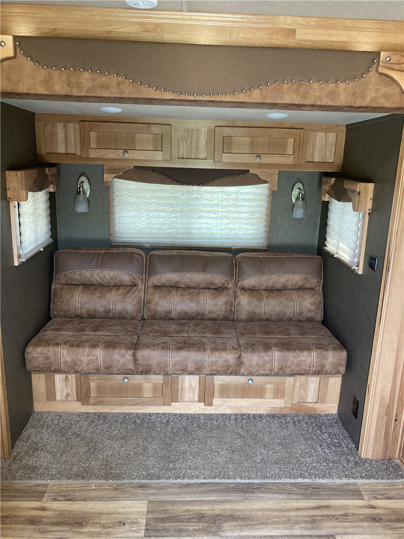 2020 SMC Laramie 3 Horse Gooseneck with Living Quarters - Image 6