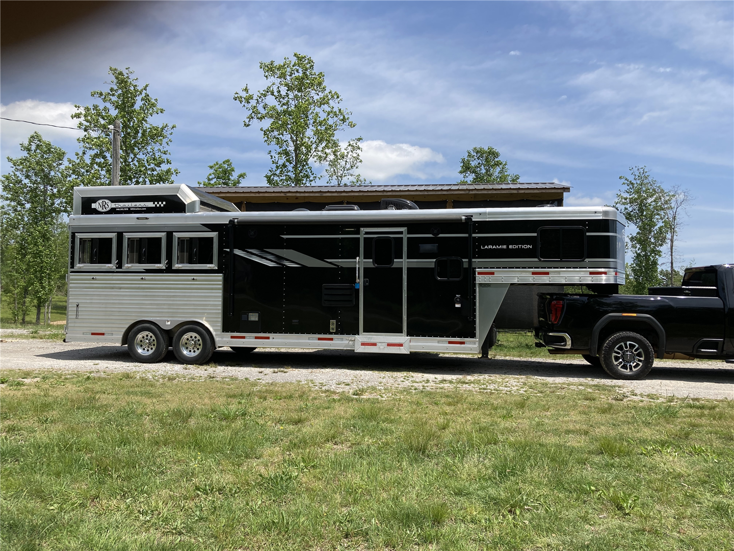 2020 SMC Laramie 3 Horse Gooseneck with Living Quarters - Image 5