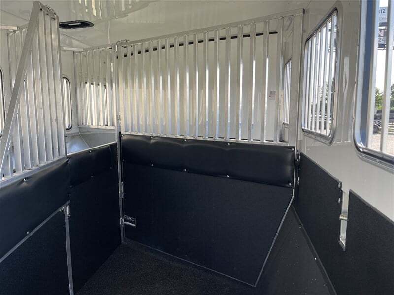 2008 Sterling Coach Custom 4 Horse Slant Load Gooseneck with 28' Living Quarters - Image 11