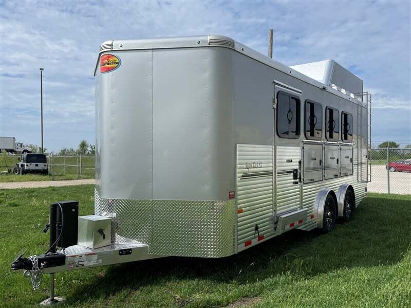 2008 Sterling Coach Custom 4 Horse Slant Load Gooseneck with 28' Living Quarters - Image 8