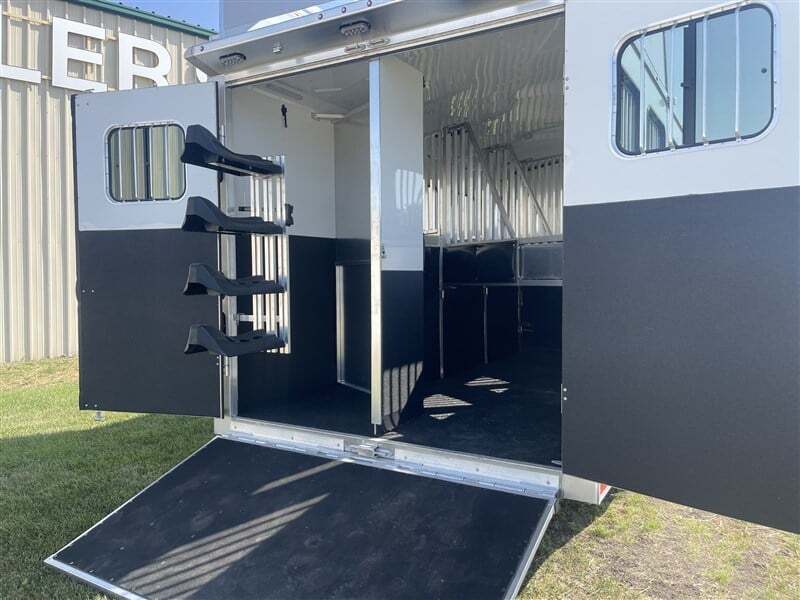 2008 Sterling Coach Custom 4 Horse Slant Load Gooseneck with 28' Living Quarters - Image 5