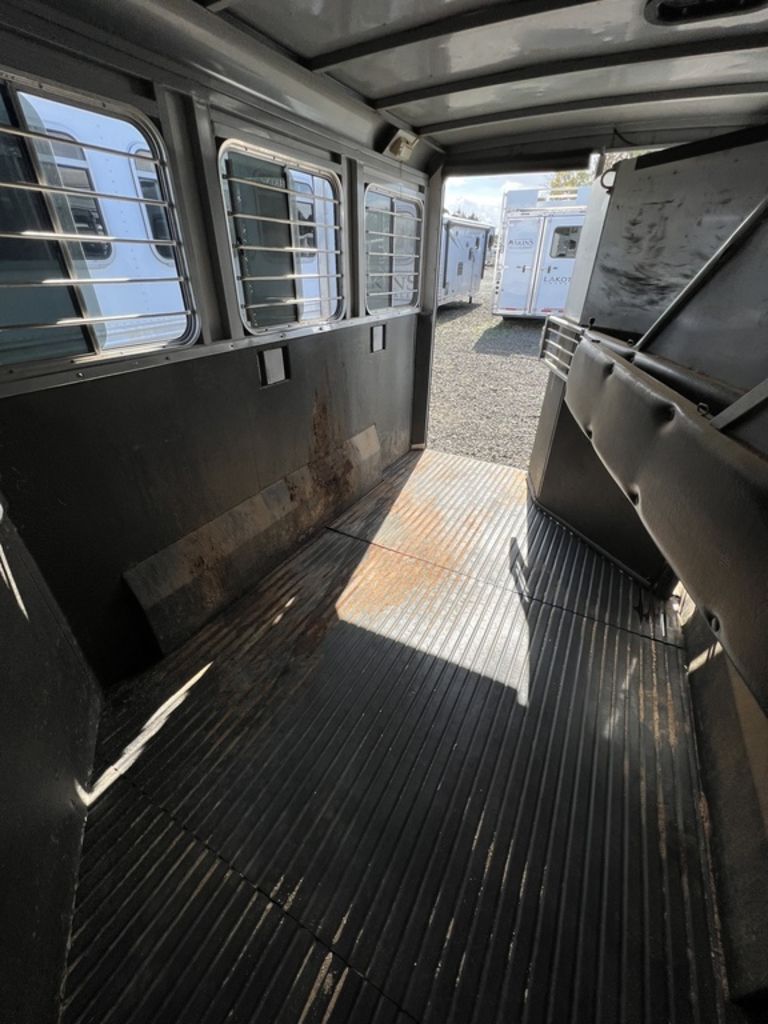 2007 Logan Coach Edge 3 Horse Slant Load Gooseneck with Insulated Dressing Room - Image 14