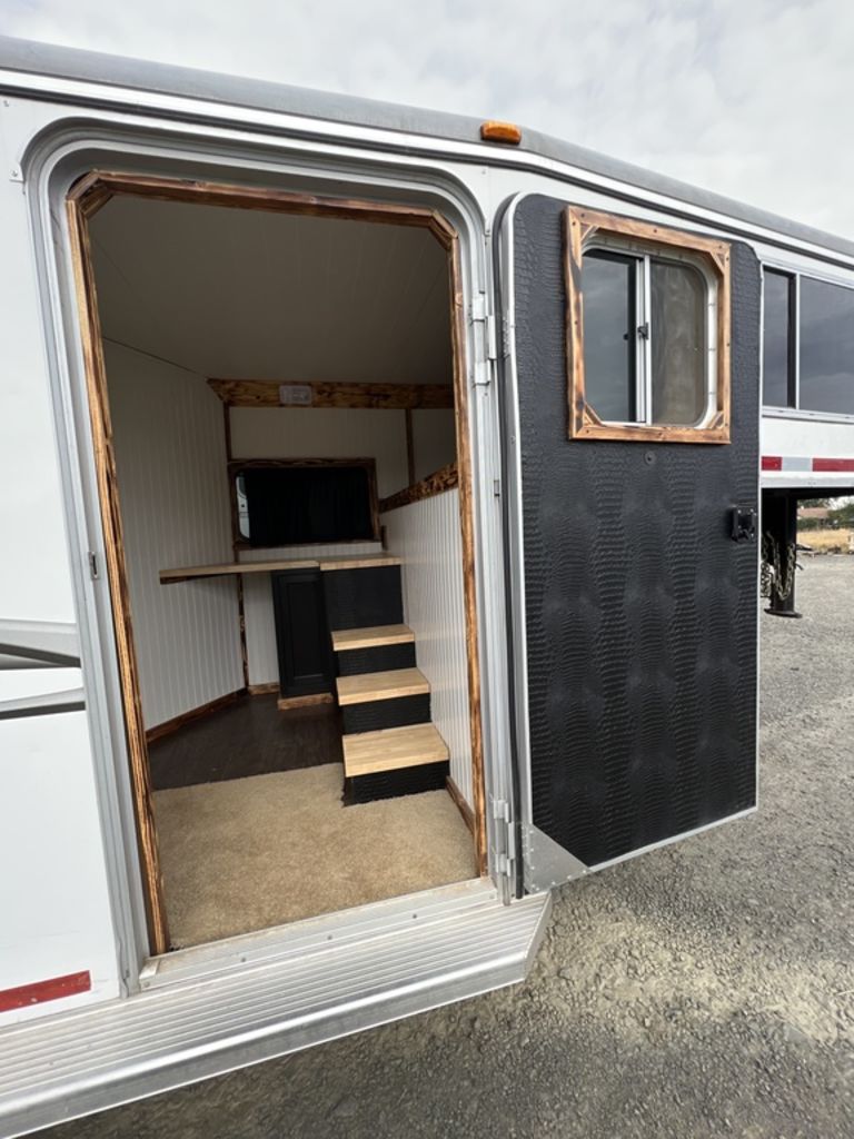 2007 Logan Coach Edge 3 Horse Slant Load Gooseneck with Insulated Dressing Room - Image 13
