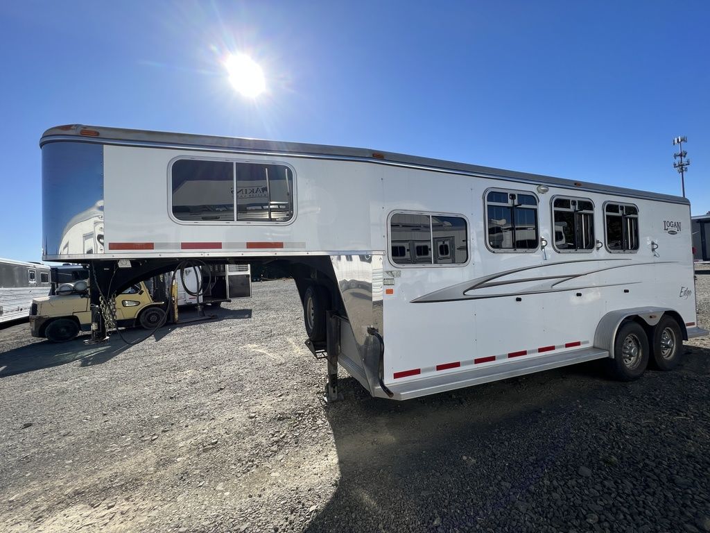 2007 Logan Coach Edge 3 Horse Slant Load Gooseneck with Insulated Dressing Room - Image 15