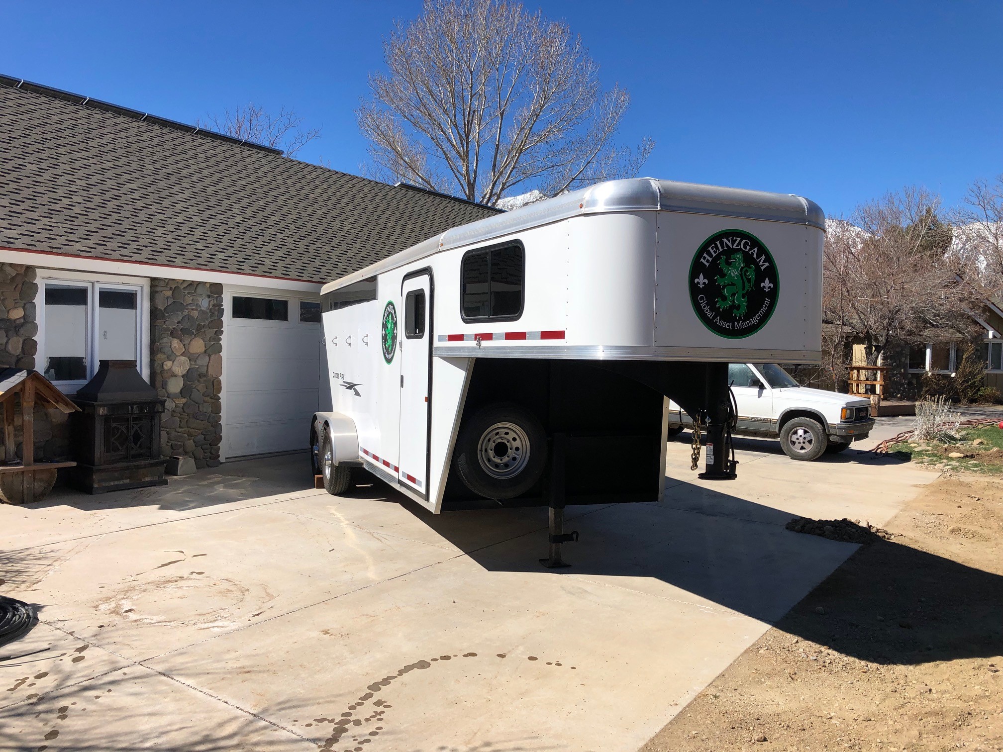 2019 Logan Coach Crossfire 4 Horse Slant Load Gooseneck - Image 3