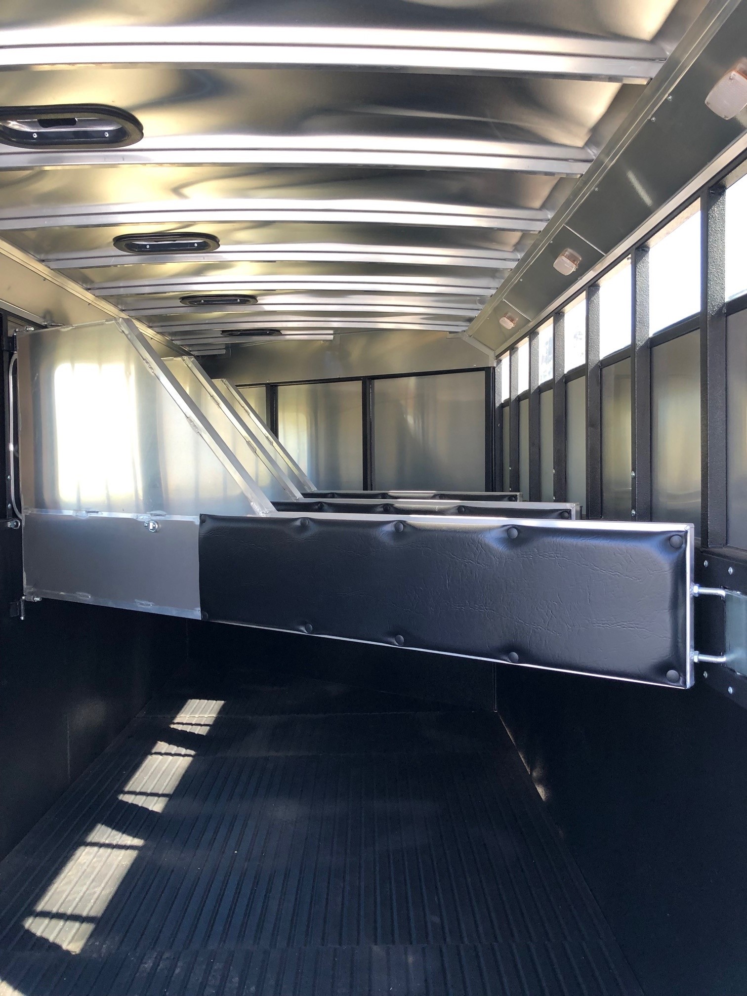 2019 Logan Coach Crossfire 4 Horse Slant Load Gooseneck - Image 8