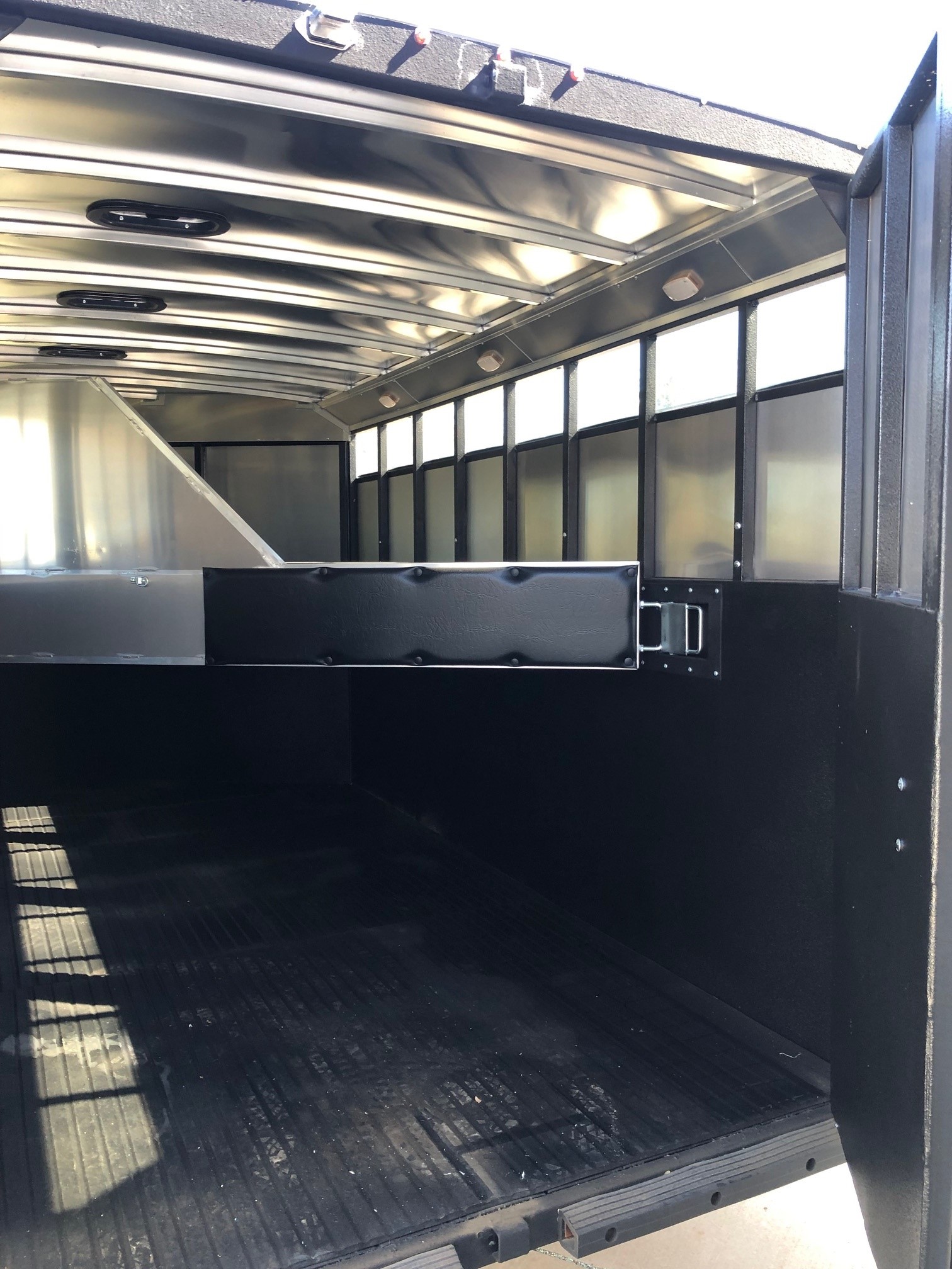 2019 Logan Coach Crossfire 4 Horse Slant Load Gooseneck - Image 7