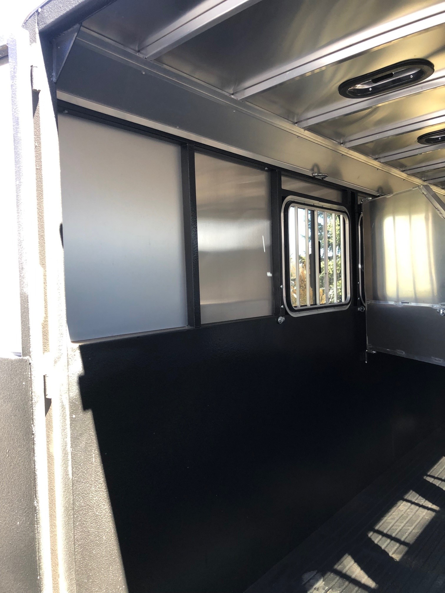 2019 Logan Coach Crossfire 4 Horse Slant Load Gooseneck - Image 10