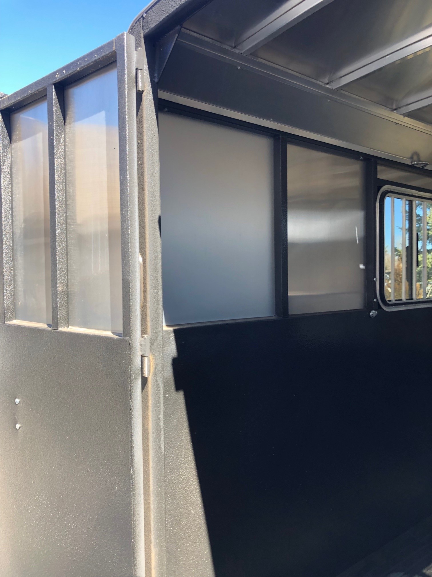 2019 Logan Coach Crossfire 4 Horse Slant Load Gooseneck - Image 11