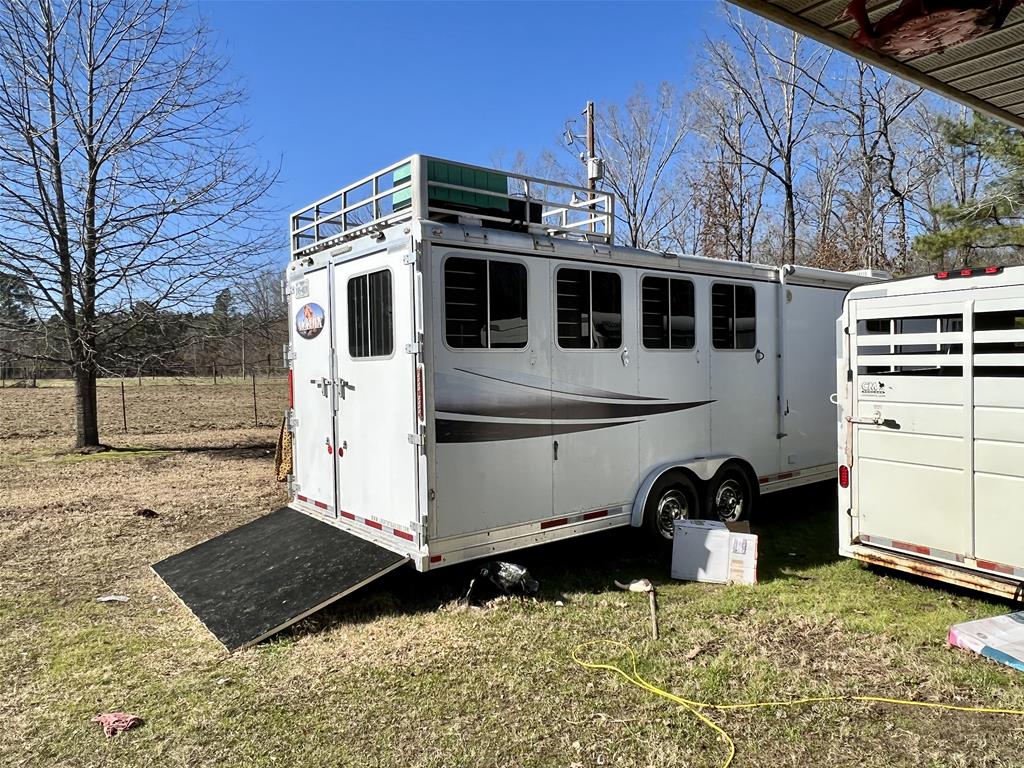 2009 Lakota M-84HSLGN16BB 4 Horse Slant Load Gooseneck with Living Quarters - Image 2