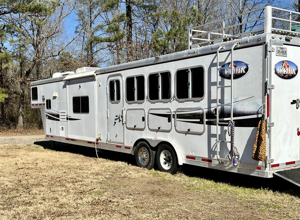 2009 Lakota M-84HSLGN16BB 4 Horse Slant Load Gooseneck with Living Quarters