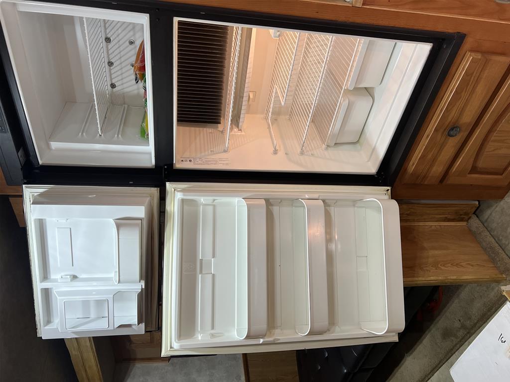 2009 Lakota M-84HSLGN16BB 4 Horse Slant Load Gooseneck with Living Quarters - Image 12