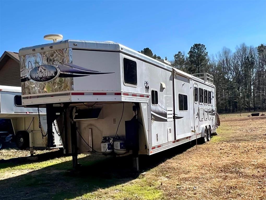 2009 Lakota M-84HSLGN16BB 4 Horse Slant Load Gooseneck with Living Quarters - Image 4