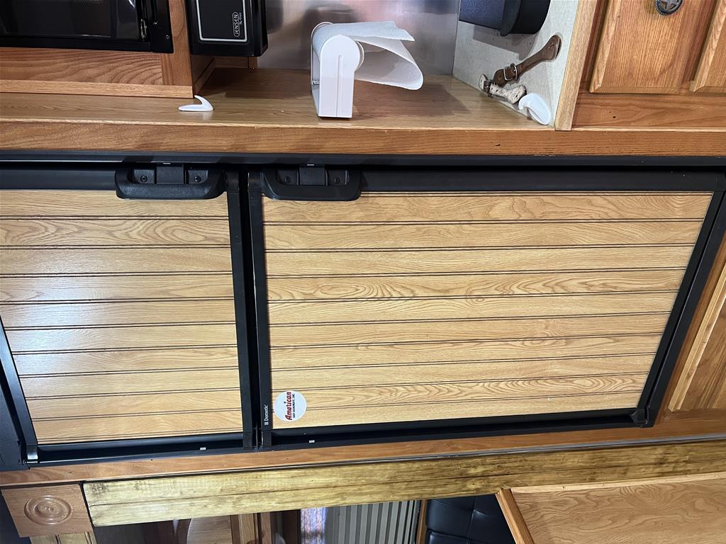 2009 Lakota M-84HSLGN16BB 4 Horse Slant Load Gooseneck with Living Quarters - Image 11